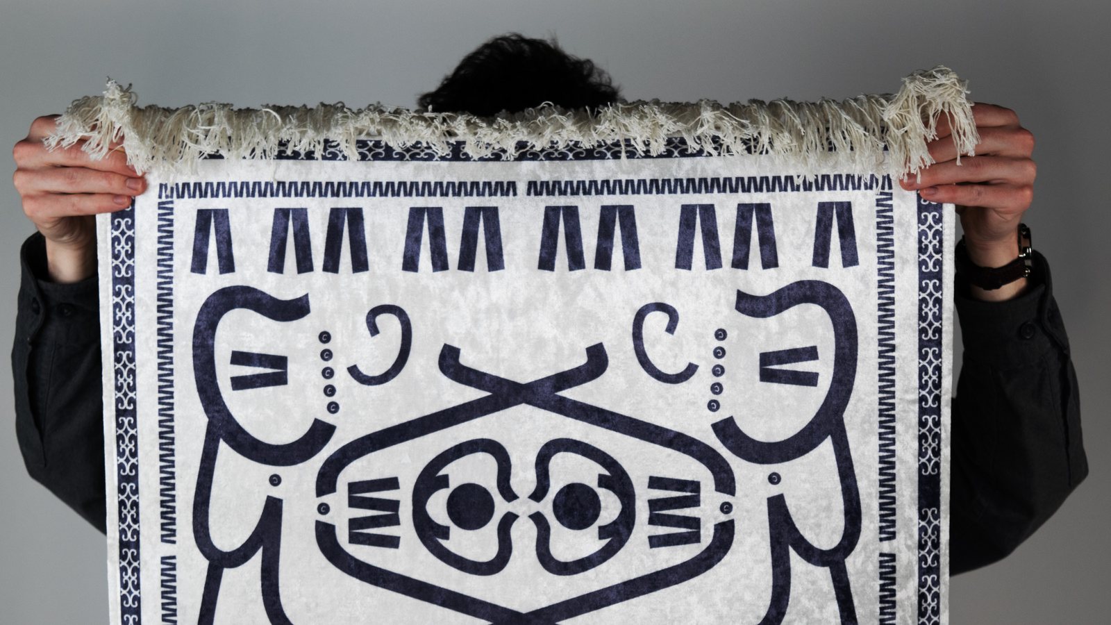 Holding the Ganchos rug up close